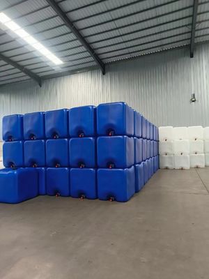 Orta derecede sıvı, kolayca kullanılabilen toplu konteyner 1000 L IBC kimyasal depolama tankı Mavi plastik su depolama tankı